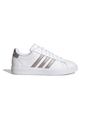 Ci sono trend passeggeri e look destinati a perdurare nel tempo. Queste scarpe adidas Grand Court appartengono senza dubbio a quest